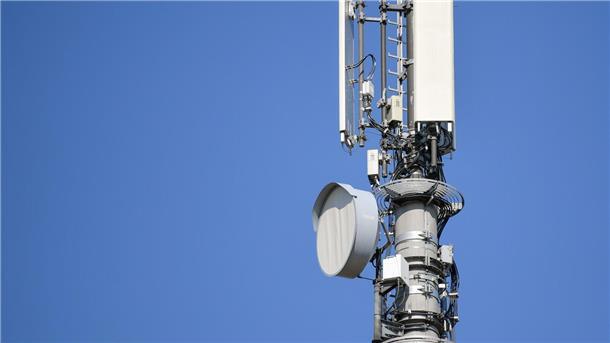 Ein Sendemast für Mobilfunk vor blauem Himmel - ein solcher Mast soll auch in Stollhamm die Mobilfunkqualität verbesser. Ab wann, das bleibt vorerst weiter offen.