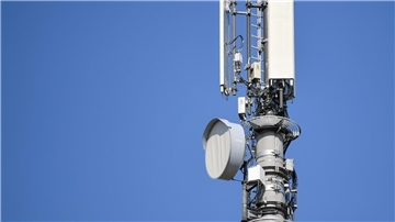 Ein Sendemast für Mobilfunk vor blauem Himmel - ein solcher Mast soll auch in Stollhamm die Mobilfunkqualität verbesser. Ab wann, das bleibt vorerst weiter offen.