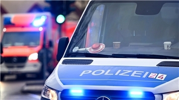 Ein Senior kommt mit seinem Kleinkraftrad von der Fahrbahn ab und stirbt. (Symbolbild)