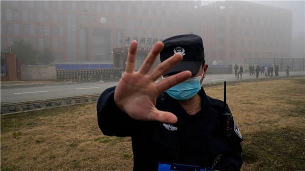 China behindert Arbeit ausländischer Journalisten Ein Sicherheitsmann hindert Journalisten in Wuhan an ihrer Arbeit (Archibild). 99 Prozent der an der Umfrage teilnehmenden Journalisten gaben an, dass die Bedingungen in China kaum oder nie internationalen Standards für Berichterstattung entsprächen.