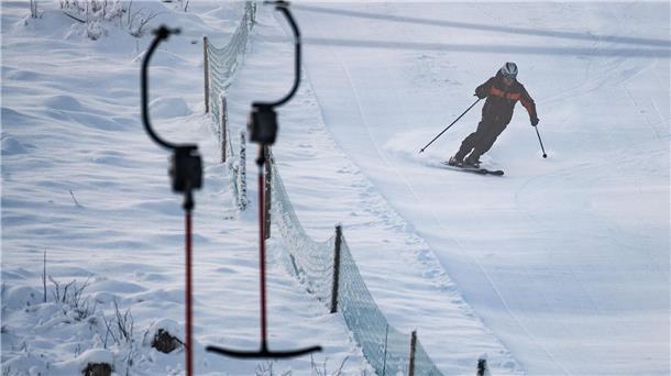 Ein Skifahrer fährt über die Piste.