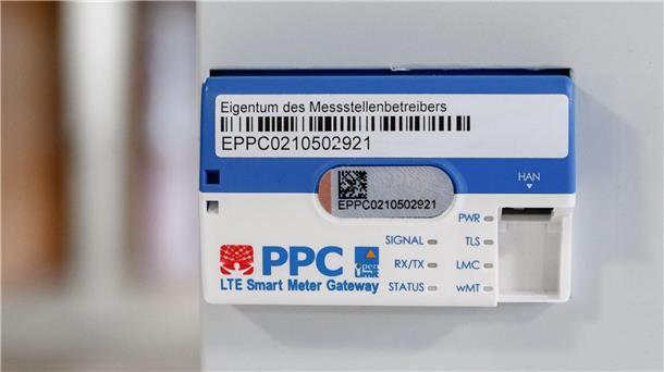 Ein Smart-Meter-Gateway zur Datenübertragung  an einem digitalen Stromzähler.