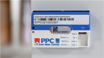 Ein Smart-Meter-Gateway zur Datenübertragung  an einem digitalen Stromzähler.