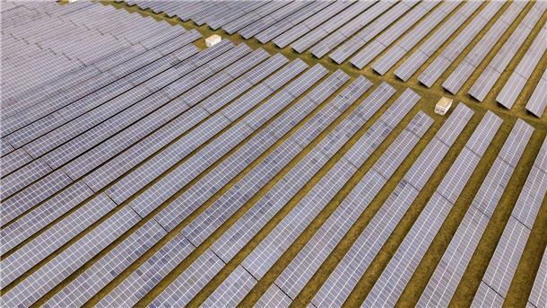 Neue Bankkredite sollen Baywa-Sanierung vereinfachen Ein Solarpark der BayWa r.e. in Mecklenburg-Vorpommern am Ostseeflughafen Barth.