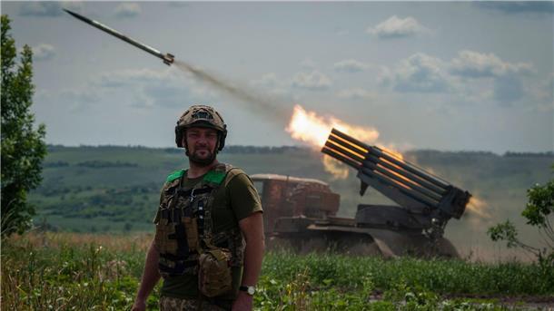Ein Soldat an der Frontlinie in der Region Donezk: Hier konnte die Ukraine offenbar zuletzt kleine Vorstöße erzielen.