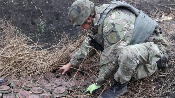 Krieg gegen die Ukraine: So ist die Lage Ein Soldat der Kampfmittelabwehr (Explosive Ordnance Disposal, EOD) bei der Arbeit.
