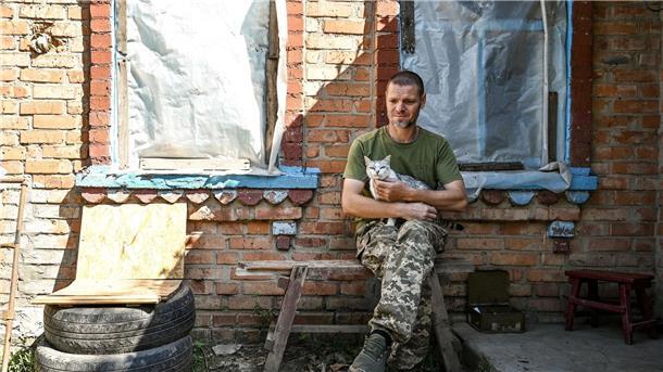 Krieg gegen die Ukraine: So ist die Lage Ein Soldat der Territorialen Verteidigung der Ukraine aus Dnipro legt eine Pause ein - eine Katze leistet ihm Gesellschaft.