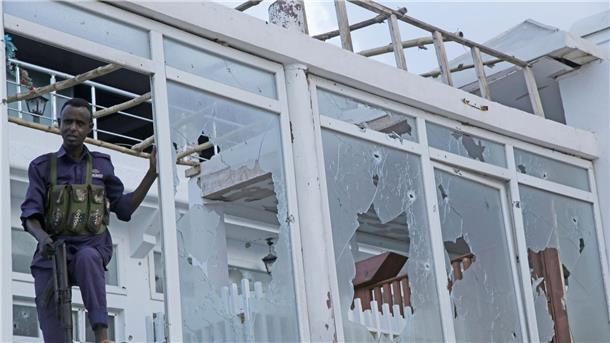 Tote nach Terrorangriff in Somalia Ein somalischer Soldat steht vor einem zerstörten Fenster des Pearl Beach Hotels in Mogadischu.