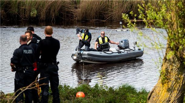 Polizei plant wieder Suchaktion nach Sechsjährigen Ein Sonarboot der Polizei am 29. April bei der Suche nach Arian auf der Oste.