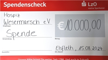 Das Foto zeigt einen Scheck über 10.000 Euro für den Hospizverein Wesermarsch