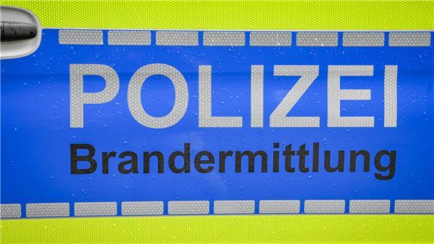 Aufschrift mit der Information: Polizei. Brandermittlung. 
