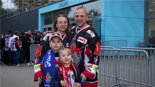Ein Spiel ist für viele Bremerhavener mehr als nur Sport – es ist ein Stück Zuhause. Diese Familie beweist, wie generationsübergreifend die Begeisterung für die Fischtown Pinguins ist.