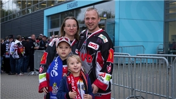 Ein Spiel ist für viele Bremerhavener mehr als nur Sport – es ist ein Stück Zuhause. Diese Familie beweist, wie generationsübergreifend die Begeisterung für die Fischtown Pinguins ist.