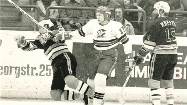 Schwarz-Weiß-Bild mit Eishockey-Spielern.