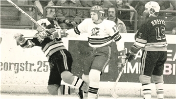Schwarz-Weiß-Bild mit Eishockey-Spielern.