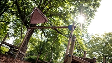 Ein Spielplatz inmitten von Bäumen in Berlin: „Wir finden mehr Gehör als noch vor Jahren, wo wir sofort immer das Argument gehört haben, die Grün-Pflege sei zu teuer“.