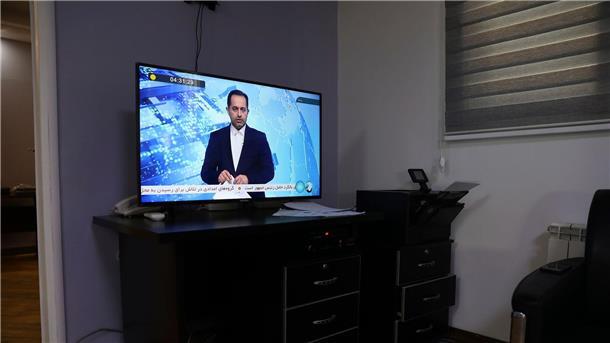 Ein Sprecher des iranischen Staatsfernsehens informiert über den Helikopterunfall.
