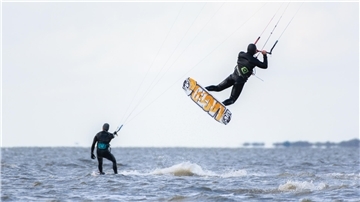 Ein Mann beim Kitesurfen.