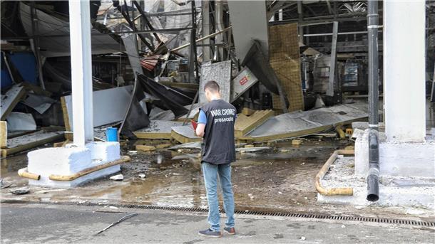 Ein Staatsanwalt für Kriegsverbrechen inspiziert am 14. Juni im ukrainischen Odessa den Schauplatz eines nächtlichen Raketenangriffs.
