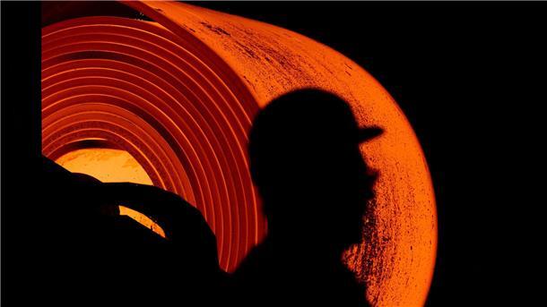 Ein Stahlarbeiter bei der Arbeit - er hat eine neue Chef-Chefin. 