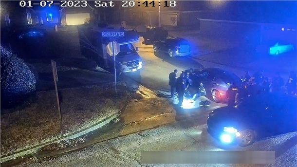 Biden schockiert über Video von tödlichem Polizeieinsatz Ein Standbild aus dem von der Stadt Memphis teilweise geschwärzten Video zeigt den brutalen Angriff auf Tyre Nichols durch fünf Polizisten. Die Beamten wurden inzwischen entlassen und wegen Mordes zweiten Grades und anderer Vergehen angeklagt.