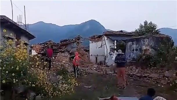 Ein starkes Erdbeben in Nepal kostet zahlreichen Menschen das Leben.