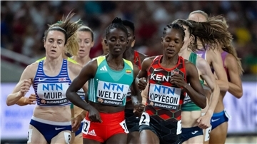 Ein Start der Äthiopierin Diribe Welteji (vorne) bei der Leichtathletik-WM in Tokio ist offen. (Archivbild)