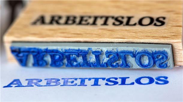 Ein Stempel mit der Aufschrift „Arbeitslos“: Regional stellt sich die Arbeitsmarktlage sehr unterschiedlich dar.