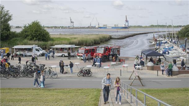 Ein stiller Moment vor dem Trubel – Sandstedts Hafen erwacht zum Fest.