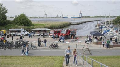 Ein stiller Moment vor dem Trubel – Sandstedts Hafen erwacht zum Fest.