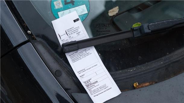 „Knöllchen“-Machtwort aus Karlsruhe: Halter ist nicht Täter Ein Strafzettel klemmt hinter einem Scheibenwischer (Symbolbild). Das Bundesverfassungsgericht hat betont, dass der Halter eines Autos nicht automatisch der Täter ist, wenn mit dem Wagen Parkverstöße begangen werden.