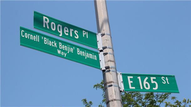 Von der Bronx in die Welt: Der Hip-Hop wird 50 Ein Straßenabschnitt in der New Yorker Bronx nach der Umbenennung in „Cornell ‚Black Benjie‘ Benjamin Way“.