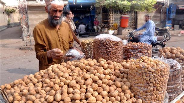 Bilder des Tages Ein Straßenhändler verkauft im pakistanischen Hyderabad Nüsse und Trockenfrüchte. Die Nachfrage nach Trockenfrüchten ist mit dem Beginn der Kältewellen der Wintersaison gestiegen.