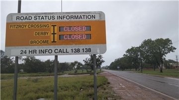 Ein Straßenschild in der westaustralischen Region Kimberley weist nach Überschwemmungen auf geschlossene Straßen hin.