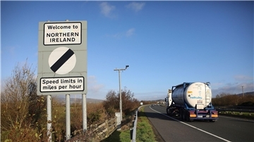 Ein Straßenschild mit der Aufschrift „Willkommen in Nordirland“ an der Grenze zwischen Nordirland und der Republik Irland.