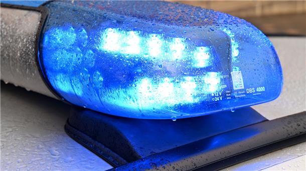 Betrunkener 40-Jähriger mit E-Scooter unterwegs Ein Streifenwagen der Polizei steht mit eingeschaltetem Blaulicht an einem Einsatzort.