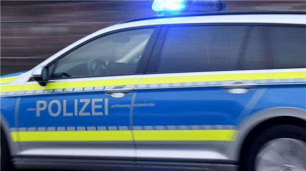 Polizei findet bei Mann 1800 Tabletten Ein Streifenwagen fährt mit eingeschaltetem Blaulicht.