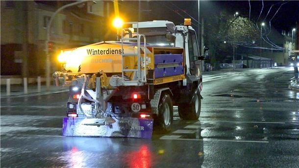 Glatteis: Deutschland rutscht in die Weihnachtswoche Ein Streufahrzeug ist bei Glatteis in Solingen unterwegs.