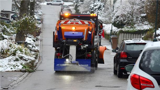 Ein Streuwagen fährt über eine Straße in Lahr.