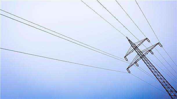 Prognose: Energieverbrauch fällt 2023 auf Rekordtief Ein Strommast steht in der Region Hannover. Deutschland verbraucht so wenig Energie wie nie zuvor.