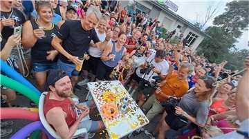 Ein Stück Kuchen und ein Glas alkoholfreier Sekt vor den letzten 12 Kilometern seiner Challenge 120.