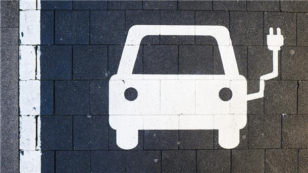 E-Auto-Boom treibt Erholung des chinesischen Automarkts an  Ein Symbol markiert einen Parkplatz an einer Ladesäule für Elektroautos.