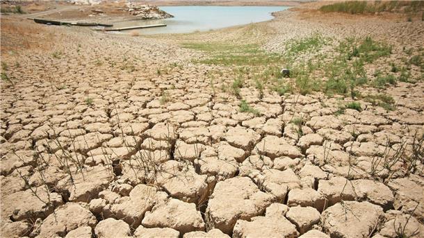 Sechs von neun Belastungsgrenzen der Erde überschritten Ein Symptom des schlechten Zustands der Erde: von der Trockenheit zerklüftete und aufgerissene Erde an den Ufern des Viñuela-Stausees in Spanien.