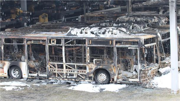 Ein Tag nach dem Feuer im Februar bei der Firma Alga in Sittensen: Rund 25 Busse sind in der Nacht auf dem Gelände des Nutzfahrzeughändlers ausgebrannt. Der Schaden: in Millionenhöhe. Ermittler gingen von Brandstiftung aus.