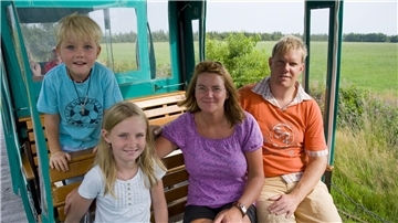 Eine Familie sitzt in der Moorbahn.