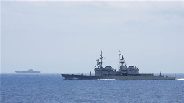Ein taiwanesisches Marineschiff (vorne) beobachtet einen chinesischen Flugzeugträger in der Nähe taiwanesischer Gewässer. Die Meerenge zwischen China und Taiwan ist erneut Schauplatz militärischen Machtgebarens.