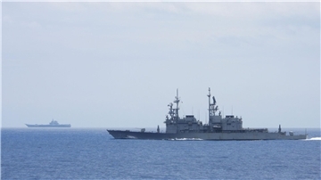 Ein taiwanesisches Marineschiff (vorne) beobachtet einen chinesischen Flugzeugträger in der Nähe taiwanesischer Gewässer. Die Meerenge zwischen China und Taiwan ist erneut Schauplatz militärischen Machtgebarens.