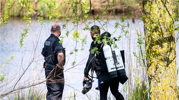 Suche nach Arian wird eingestellt Ein Taucher der Polizei steigt in die Oste.