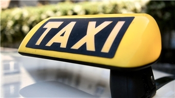 Taxifahrer in Bremen mit Messer ausgeraubt Ein Taxifahrer wurde am Ende der Tour mit einem Messer bedroht. (Symbolbild)