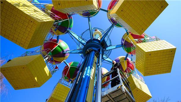 Ein Techniker im Heide-Park überprüft ein Fahrgeschäft. Mit Beginn der etwas wärmeren Jahreszeit erwachen die Freizeitparks im Norden aus ihrem Winterschlaf.